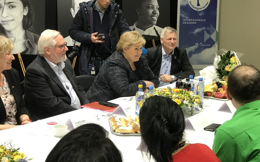 Statsminister Erna Solberg besøker Internasjonale Drammen